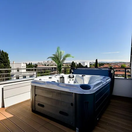 Apartman Crowonder Berin Deluxe Penthouse With Rooftop Terrace And Jacuzzi
