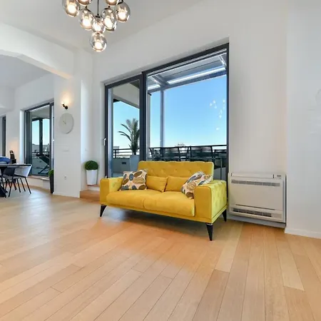 Apartman Crowonder Berin Deluxe Penthouse With Rooftop Terrace And Jacuzzi
